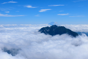 Fototapeta na wymiar Houou three mountains and Mt.Fuji, view from the peak of Mt.Kaikomagatake in Japan
