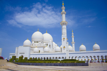 Fototapeta na wymiar Sheikh Zayed Grand Mosque in Abu Dhabi, UAE. Abu Dhabi, UAE - March 18, 2015: Sheikh Zayed Grand Mosque in Abu Dhabi, view from outside opposite of the main entrance