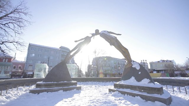 sculpture with kissing lovers