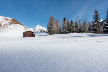 Almhütte im Schnee der tiroler Alpen