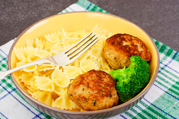 Cutlets with Pasta and Broccoli
