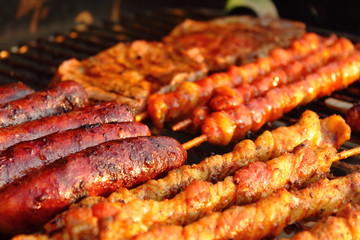 Bratwurst und Fleisch auf dem Grill 01