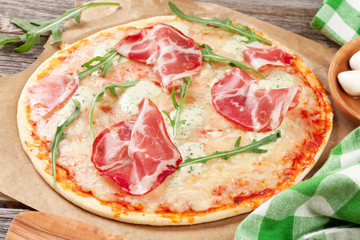 Pizza with prosciutto and mozzarella