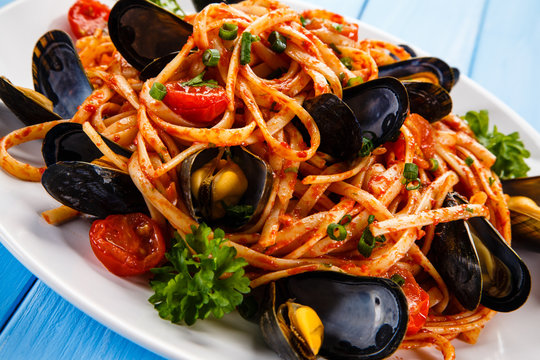 Cooked mussels and pasta 