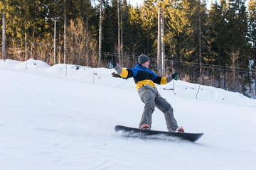 snowboarder laying turns on the ski slope