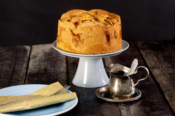Kuchen auf einem dunklem Holztisch mit deko