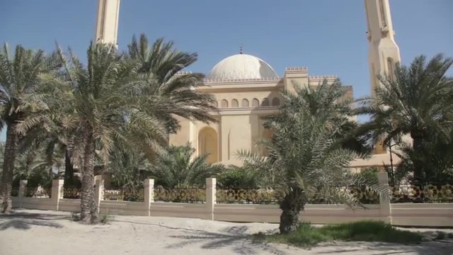 Al Fateh Grand Mosque in Manama, Bahrain Tilt Down