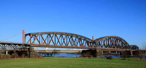 Eisenbahnbrücke und Autobahnbrücke bei Dusiburg Beekerwerth