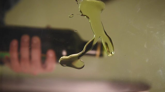 Versare l'olio d'oliva