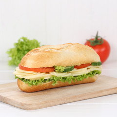 Gesunde Ernährung Sandwich Baguette zum Frühstück belegt mit