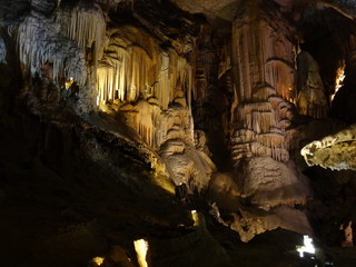 Пещера со сталактитами и сталагмитами