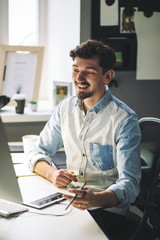 Obraz premium Handsome businessman working in office
