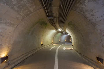 Photo sur Plexiglas Tunnel Intérieur d& 39 un tunnel urbain à la montagne sans trafic..