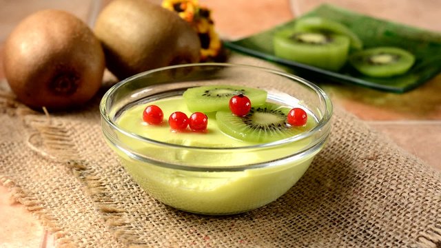 delizioso dessert al kiwi decorato con ribes nella ciotola di vetro