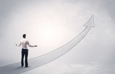 Obraz premium Business man standing on drawn arrow