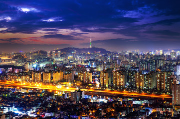 Fototapeta na wymiar View of downtown cityscape and Seoul tower in Seoul, South Korea.