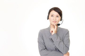 考え事をするオペレーター