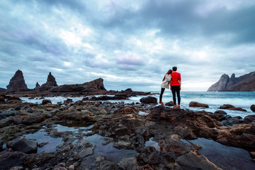 Fototapeta premium Couple on the rocky coast
