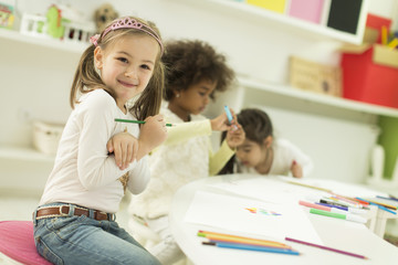 Obraz premium Multiracial children drawing in the playroom