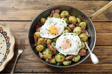 vista dall'alto uova fritte con patate in padella di metallo sfondo rustico
