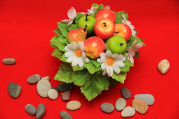 composition of apples, apples, bouquet, decorate the house, decorate the house, daisies, stones