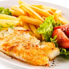 Crédence de cuisine en verre imprimé Poisson Fish dish - fried fish fillet and vegetables 