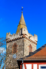 Fototapeta premium Jakobuskirche - Wahrzeichen der Stadt Bruchkoebel ( nahe Hanau ) erbaut 1392