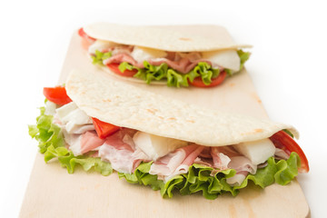 Piadine con prosciutto, mozzarella e verdure