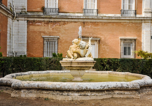 Fontaine dans le Jardin D'Aranjuez, Madrid, Spain