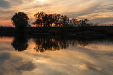 Obraz na płótnie Canvas Sunset on the river. A fine sunset on the river. reflection.