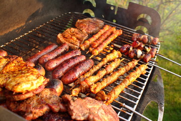 Grillen auf einem Holzkohlegrill 06