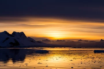 Wandcirkels aluminium Sunset at Lemaire Channel, Antarctica © vadim.nefedov