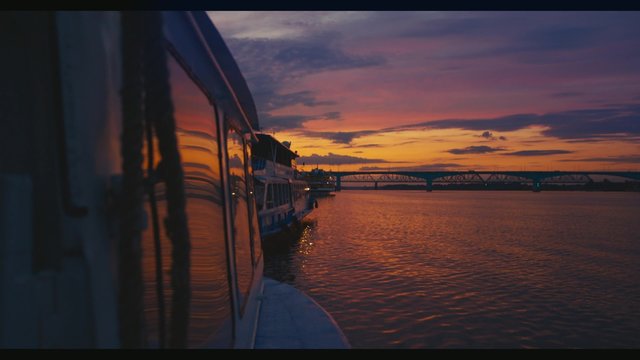 Закат у реки. Вид из корабля. Съемка 4K Red Epic. Фокус на закат. Версия 2
