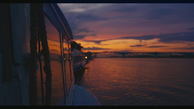 Закат у реки. Вид из корабля. Съемка 4K Red Epic. Фокус на корабль. Версия 1