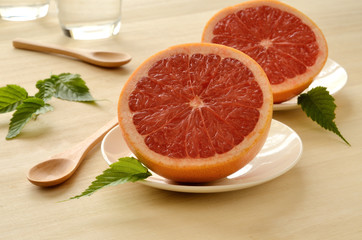 ピンクグレープフルーツ　ハーフカット　木目背景
