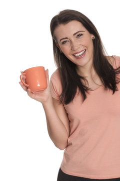 Junge Frau hält eine Tasse Kaffee und lächelt 