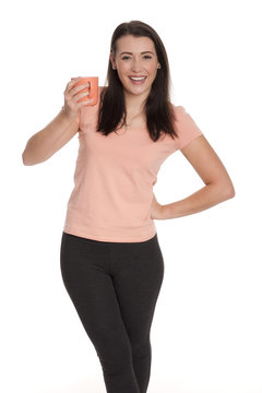 Junge Frau hält eine Tasse Kaffee und freut sich 