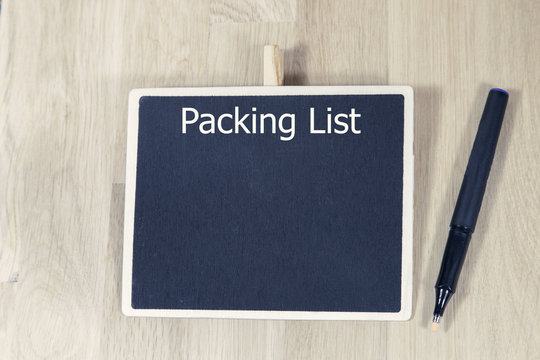 yazı tahtasında paketleme listesi yazısı. lojistik malzeme ve sevk