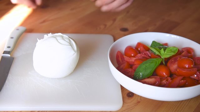 Mozzarella di bufala, pomodori e basilico