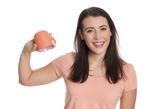 Junge Frau mit leerem Kaffeebecher lächelt