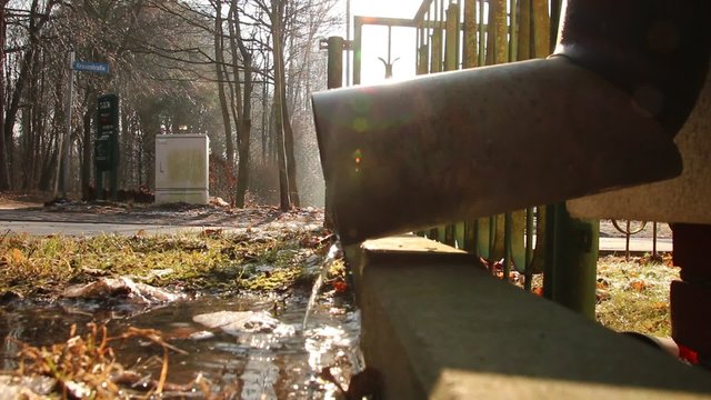 Wasser l&auml;uft aus der Regenrinne
