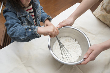 料理をする親子