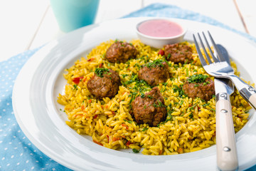 Curry Reis mit Fleischbällchen