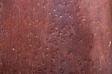 metal deteriorado y oxidado, con agujeros
