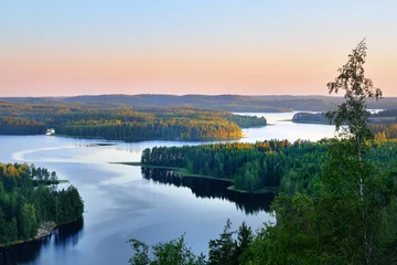 Foto op Plexiglas Helderblauw Saimaa-meer bij zonsondergang, Finland, luchtfoto. Schilderachtig panoramisch landschap. Sfeervol landschap. Puur natuur, ecologie, milieubehoud, ecotoerisme, reisbestemmingen © Aastels