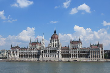 Fototapeta na wymiar Parlamento di Budapest Ungheria con il fiume Danubio e cielo blu con uvole