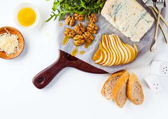 appetizers with gorgonzola, arugula, walnuts and pear