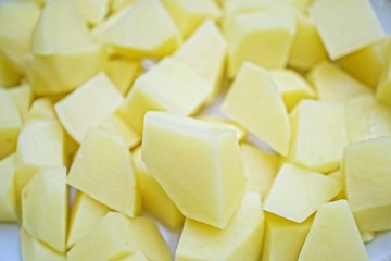 geschälte und geschnittene Kartoffeln