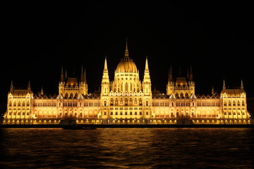 Fototapeta na wymiar Parlamento Ungheria - Budapest di notte