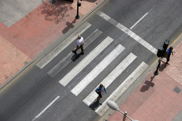 paso de peatones con varias personas